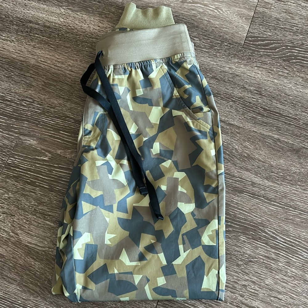 Figs olive camo Zamora scrubs pants. FionX material. Worn once. XS/R